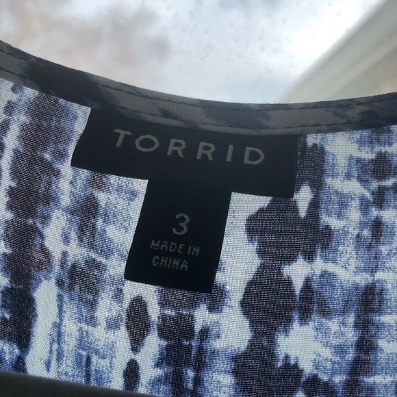 3X Torrid blue tie-dye challis dolman top - Picture 7 of 9